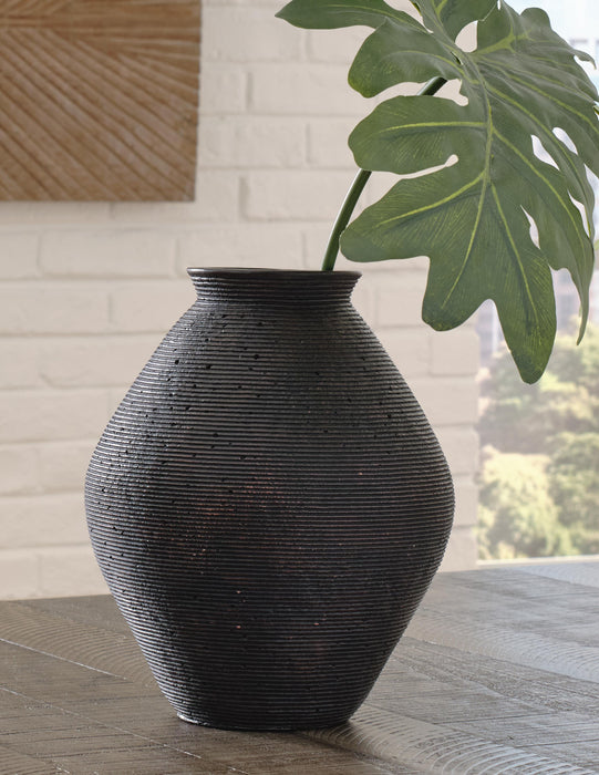 Hannela Vase - US Furniture & Mattress (Waterbury,CT)*