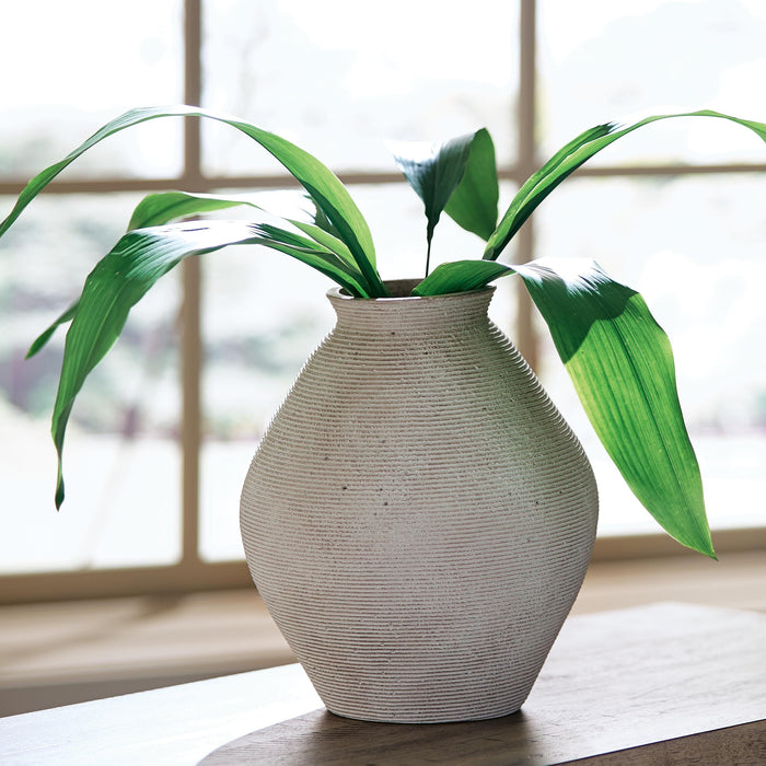 Hannela Vase - US Furniture & Mattress (Waterbury,CT)*