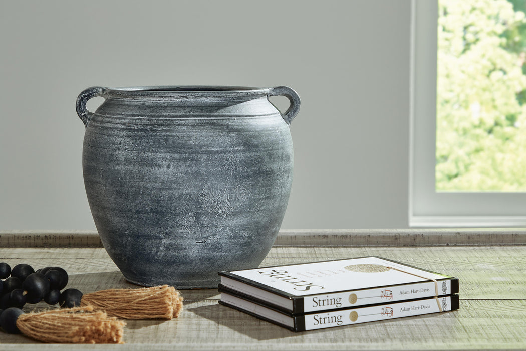 Meadie Vase - US Furniture & Mattress (Waterbury,CT)*