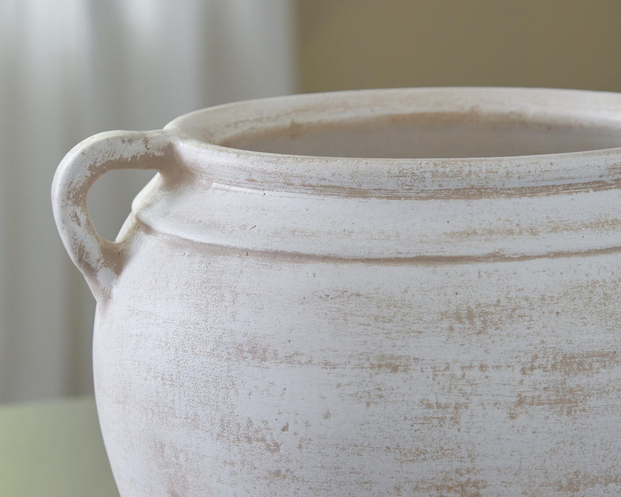 Meadie Vase - US Furniture & Mattress (Waterbury,CT)*