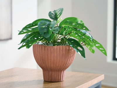 Orban Vase - US Furniture & Mattress (Waterbury,CT)*