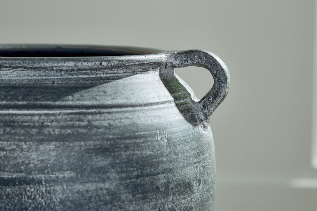 Meadie Vase - US Furniture & Mattress (Waterbury,CT)*